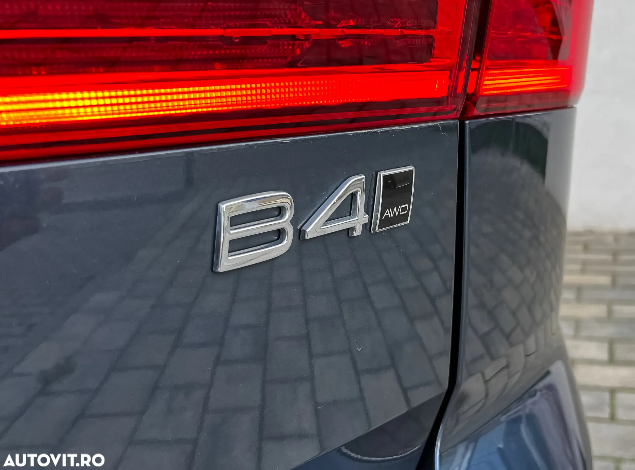 Volvo XC 60 B4 MHEV AT AWD Plus Dark - 6