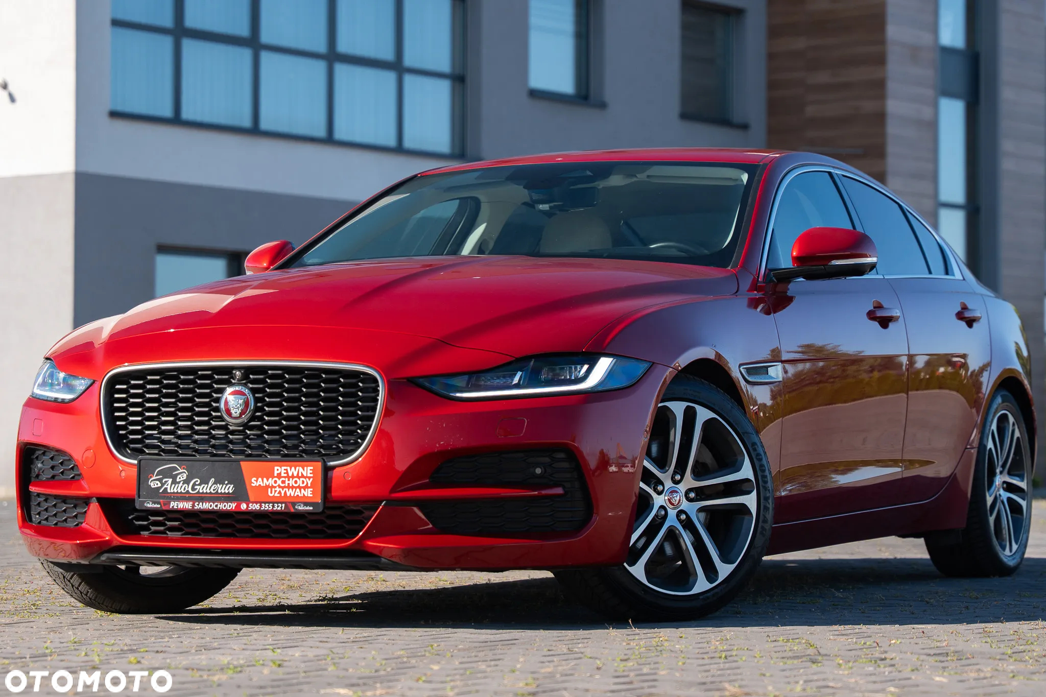 Jaguar XE 2.0 D180 R-Dynamic HSE - 2