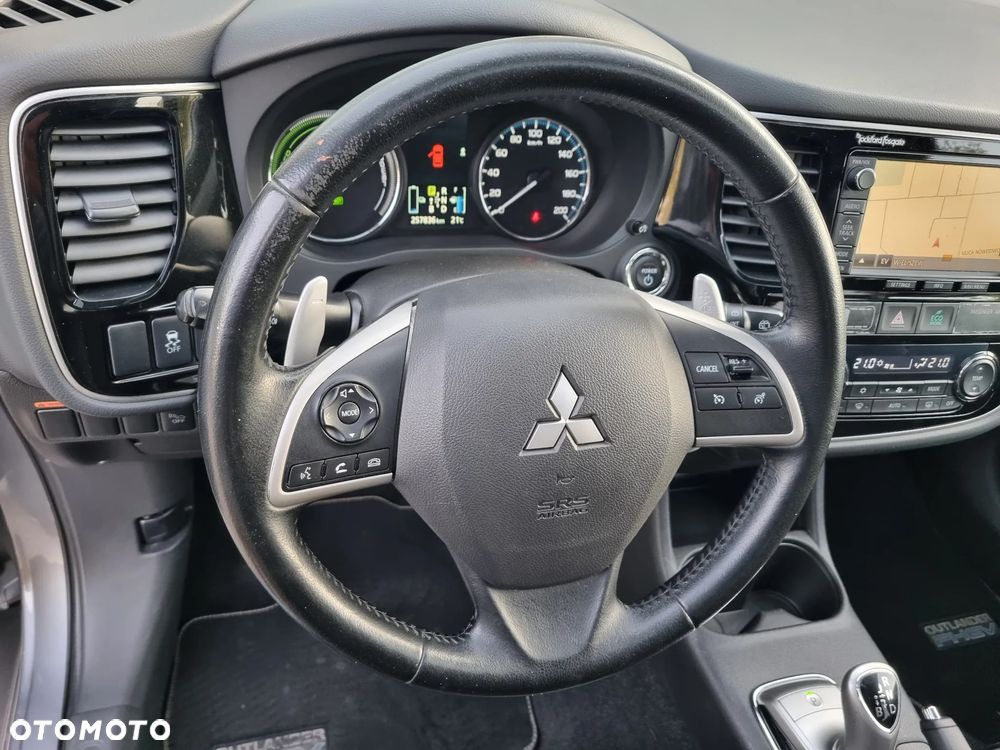 Mitsubishi Outlander Instyle NAVI + - 32