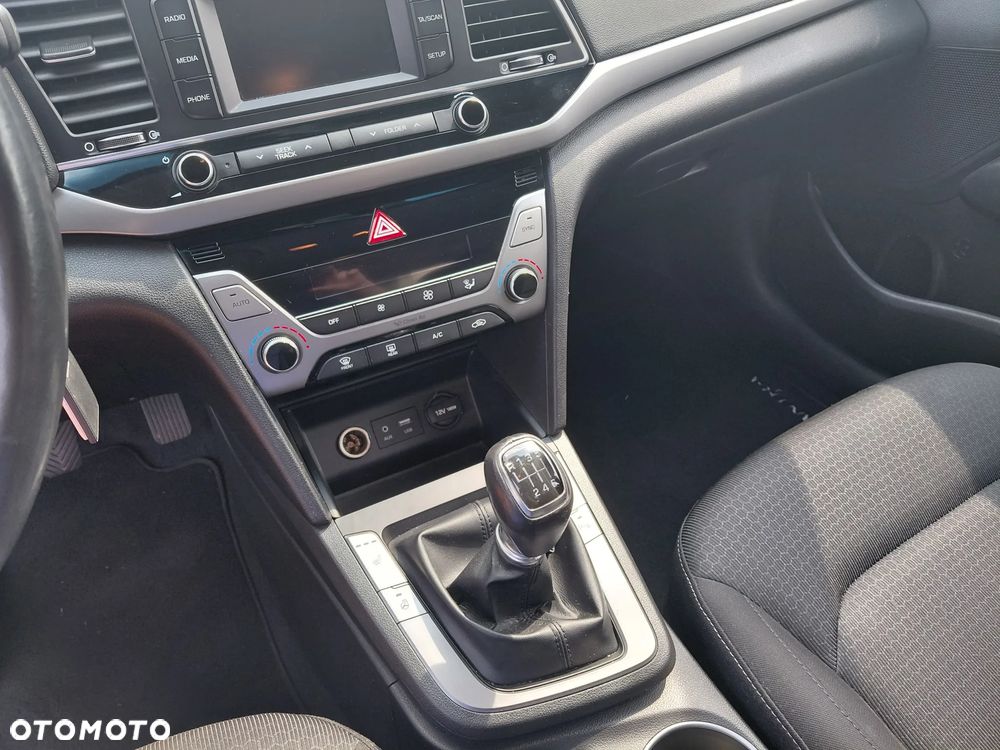 Hyundai Elantra 1.6 Style - 8