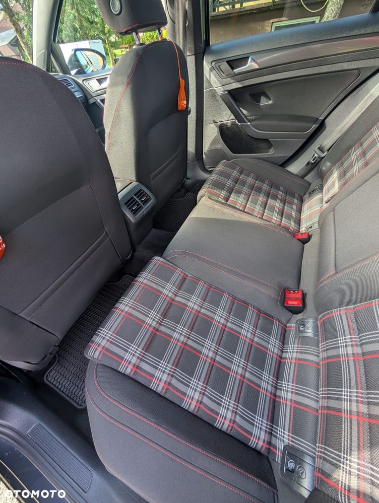Volkswagen Golf - 23