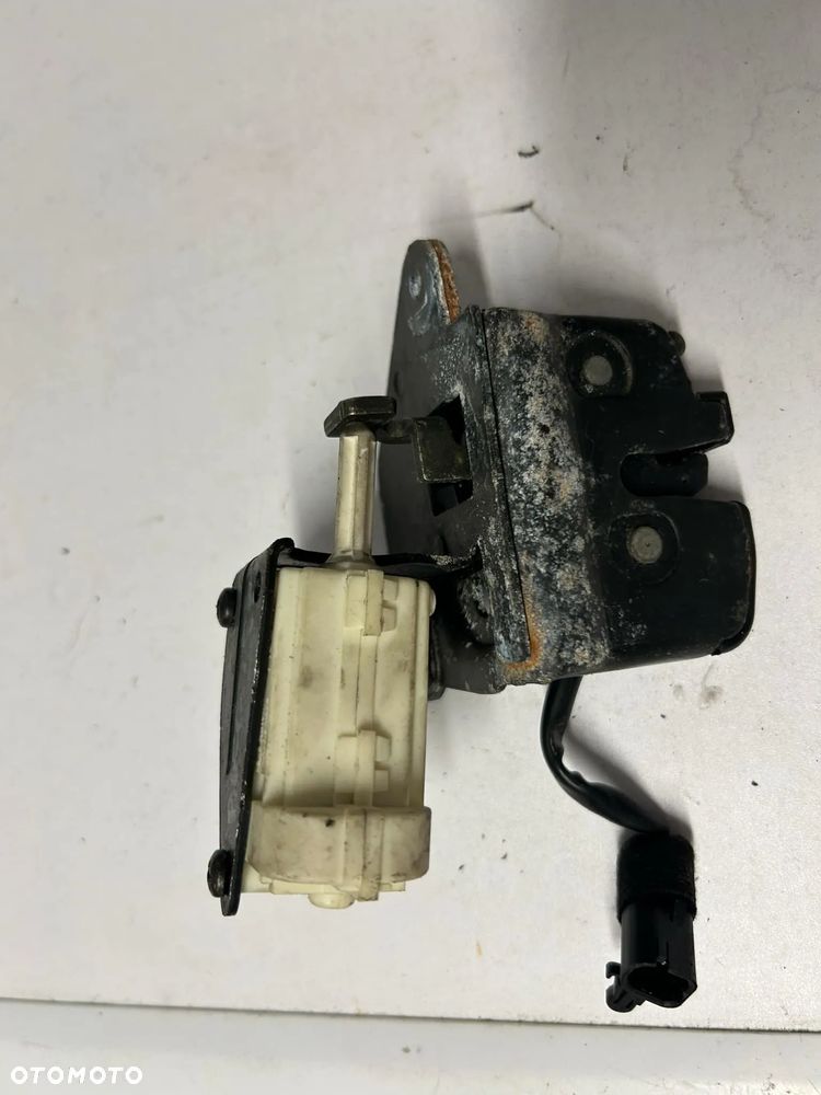 ZAMEK SIŁOWNIK KLAPY TYLNEJ ALFA ROMEO 147 - 2