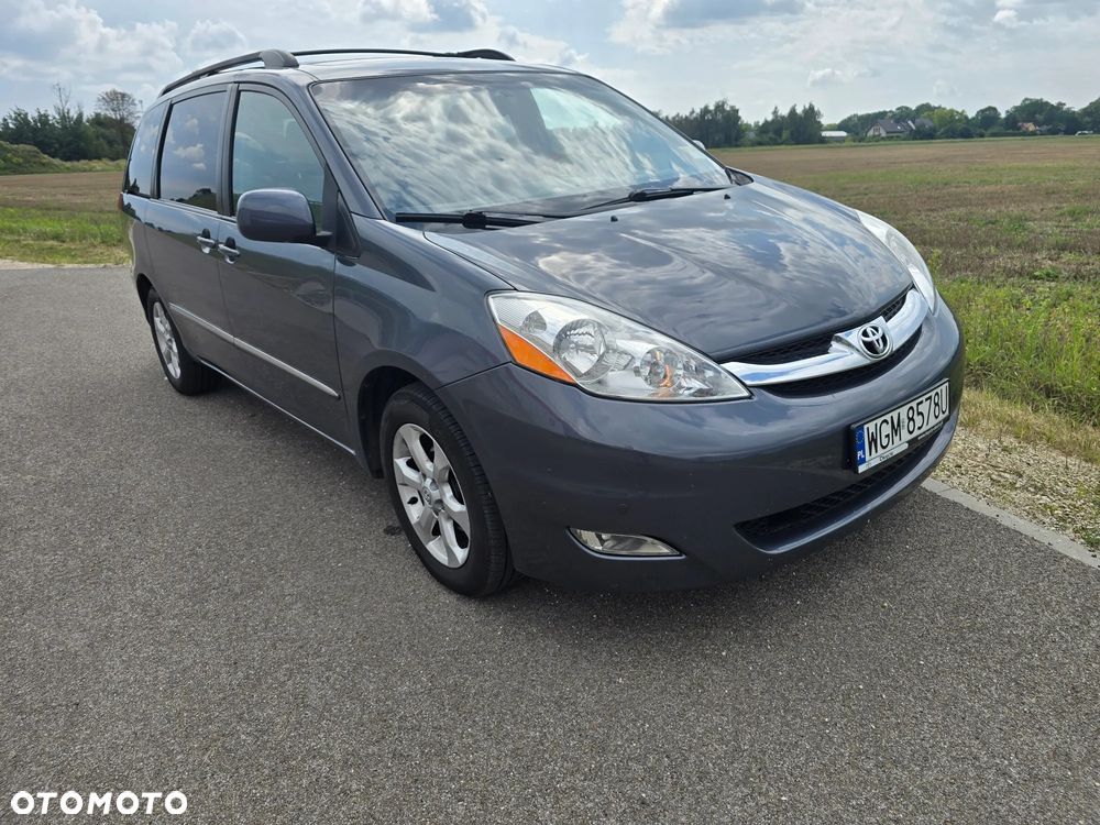 Toyota Sienna 2010 photo 4