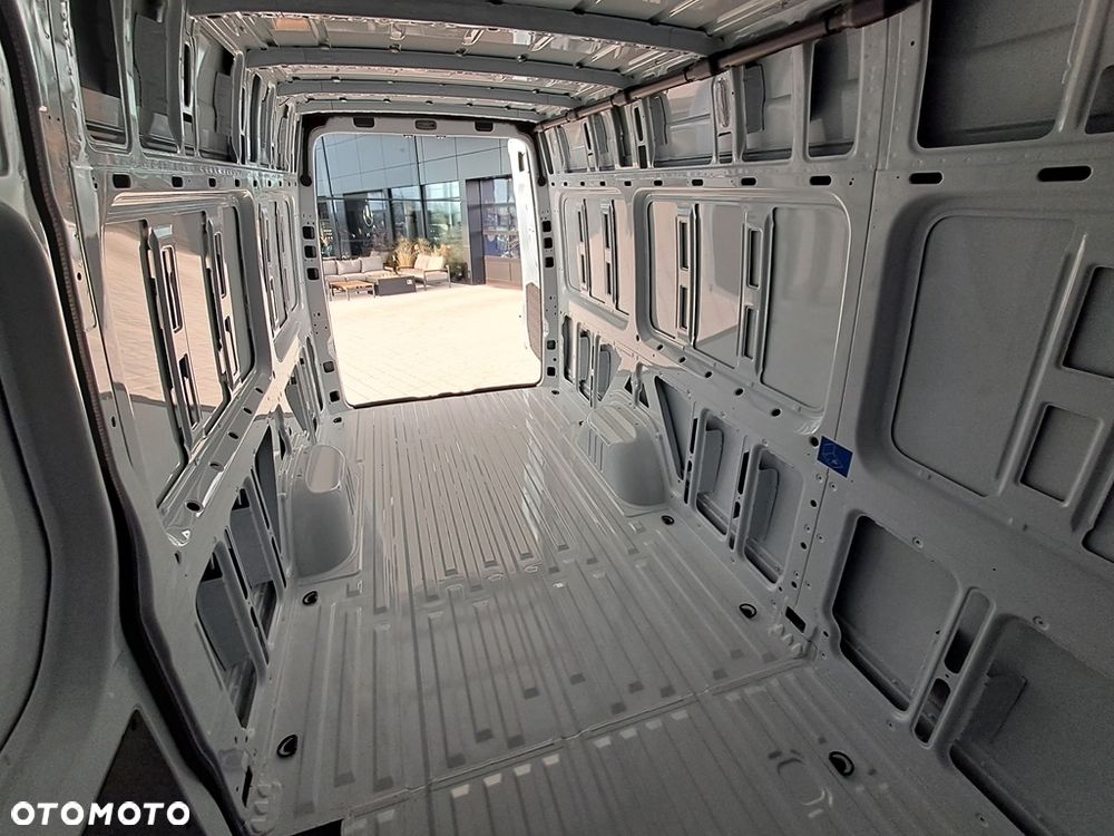 Mercedes-Benz Sprinter - 13