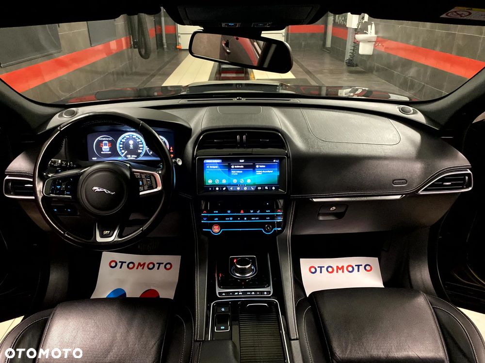 Jaguar F-Pace 20d AWD R-Sport - 18