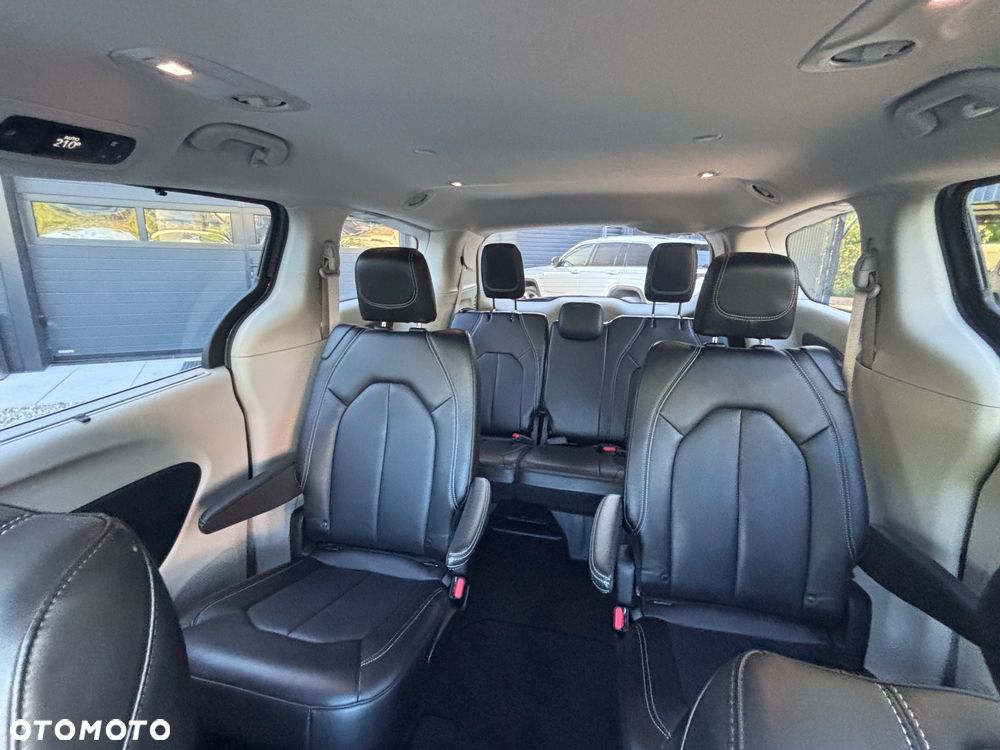 Chrysler Pacifica - 17