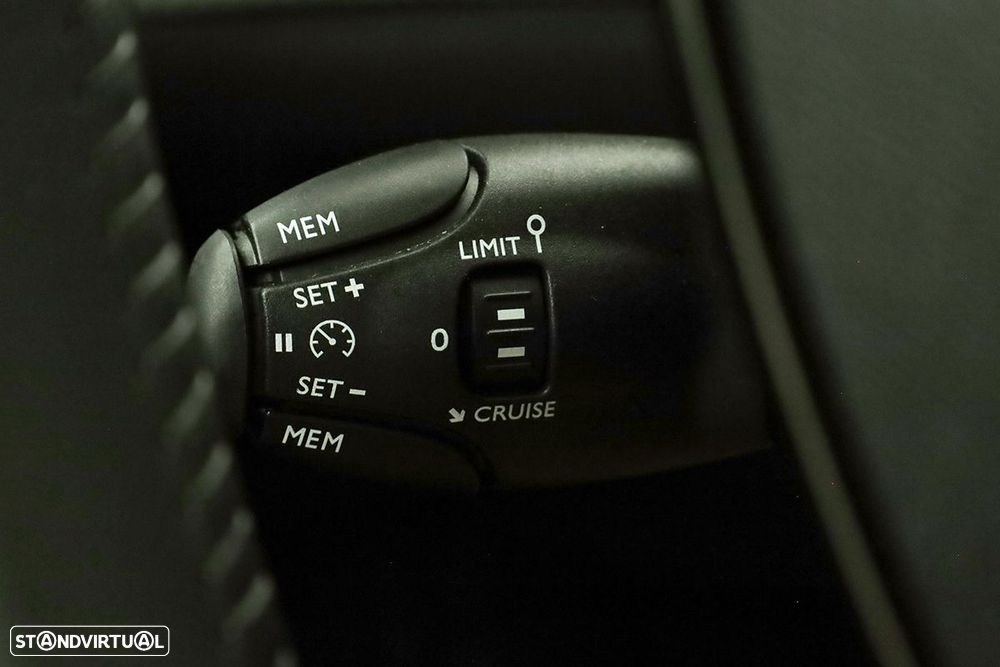 Peugeot 2008 1.2 PureTech Allure - 19