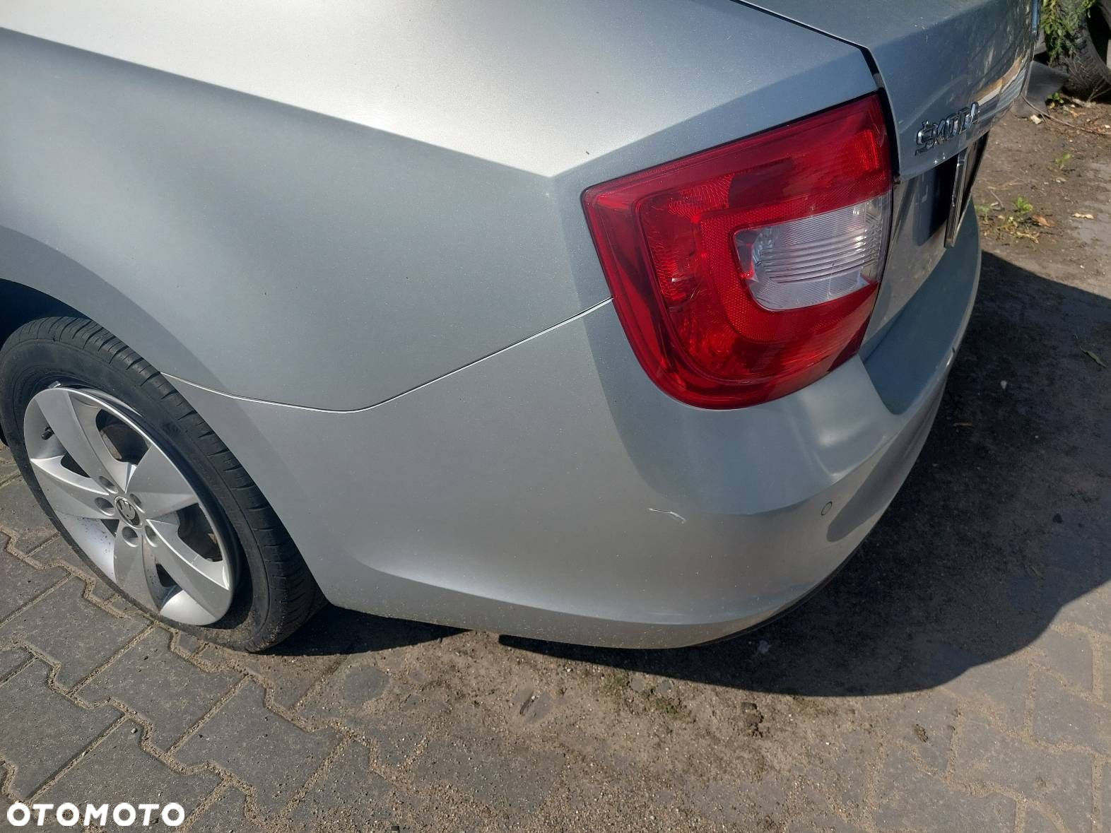 KOMPLETNY TYŁ KLAPA ZDERZAK LAMPA TYŁ SKODA RAPID I LA7W - 2