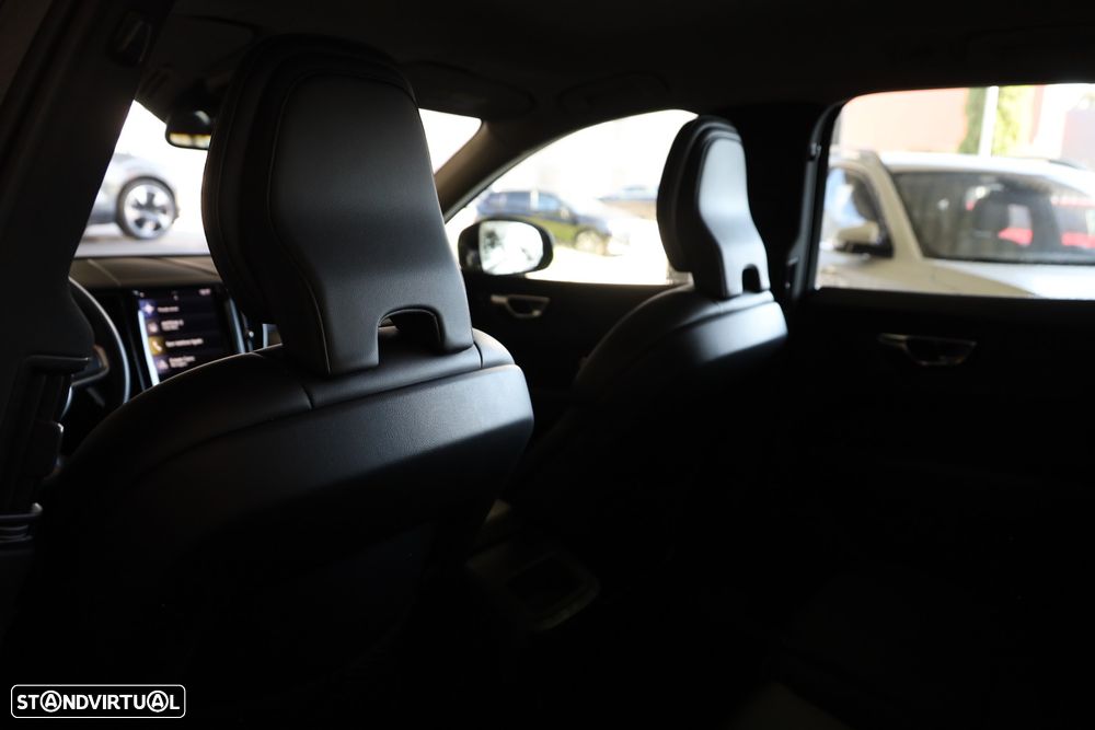Volvo XC 60 2.0 D4 Momentum Geartronic - 11