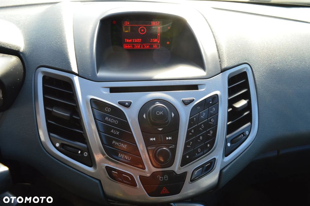 Ford Fiesta 1.6 TDCi DPF Ghia - 17