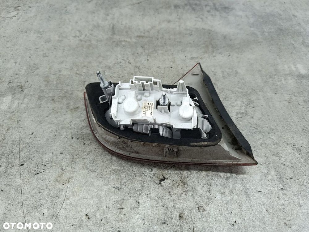 LAMPA TYLNA PRAWA W KLAPE AUDI A4 B7 8E9945094 484502  ZB 2.0 20V - 10