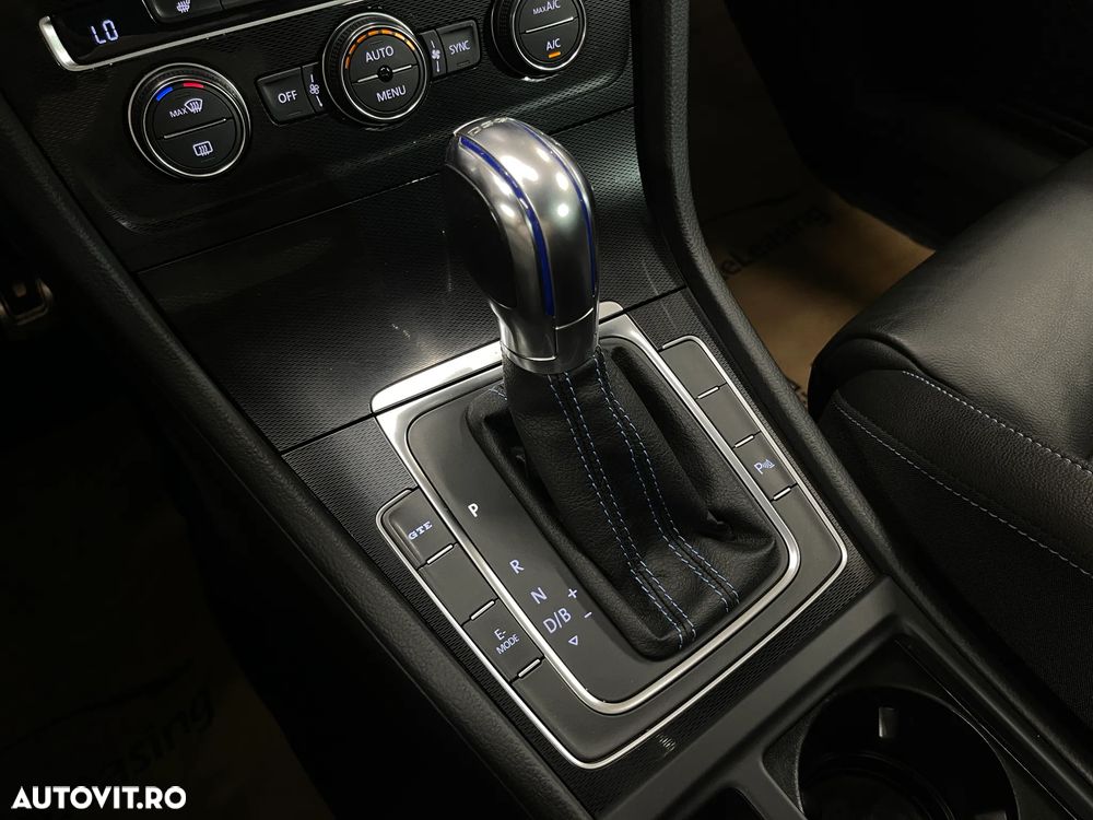 Volkswagen Golf - 22