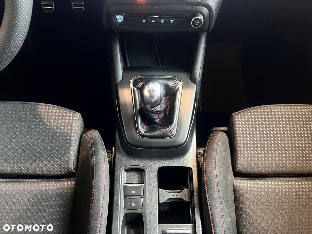 Ford Focus 1.0 EcoBoost Hybrid ST-LINE X - 24