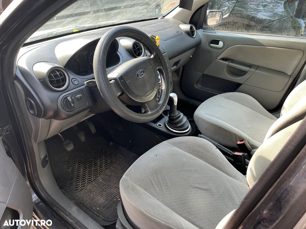 Dezmembrez Ford Fiesta MK5 non facelift negru raptor 1,4 TDCI 2003 carlig tractare - 10