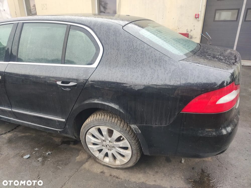 SKODA SUPERB II SEDAN PAS TYŁ WANNA - 1