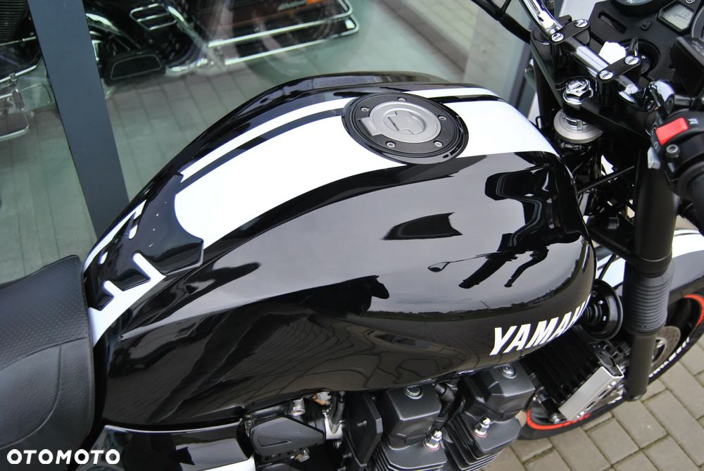 Yamaha XJR - 12