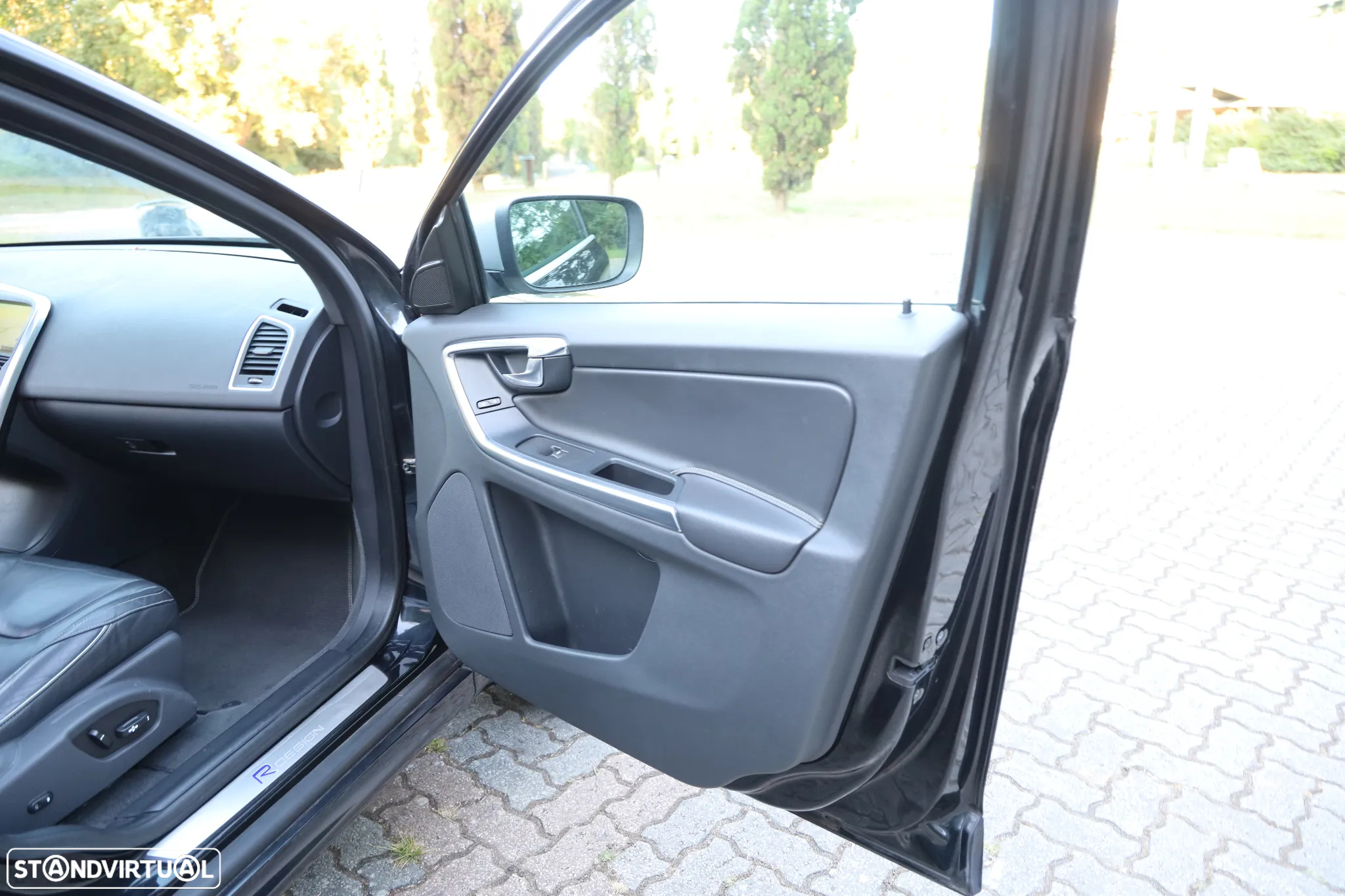 Volvo XC 60 2.0 D4 R-Design Geartronic - 24