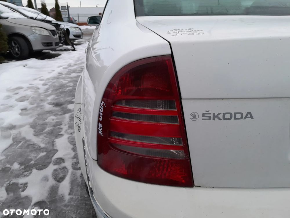 SKODA SUPERB I LAMPA LEWA TYLNA LEWY TYŁ W BŁOTNIK - 1