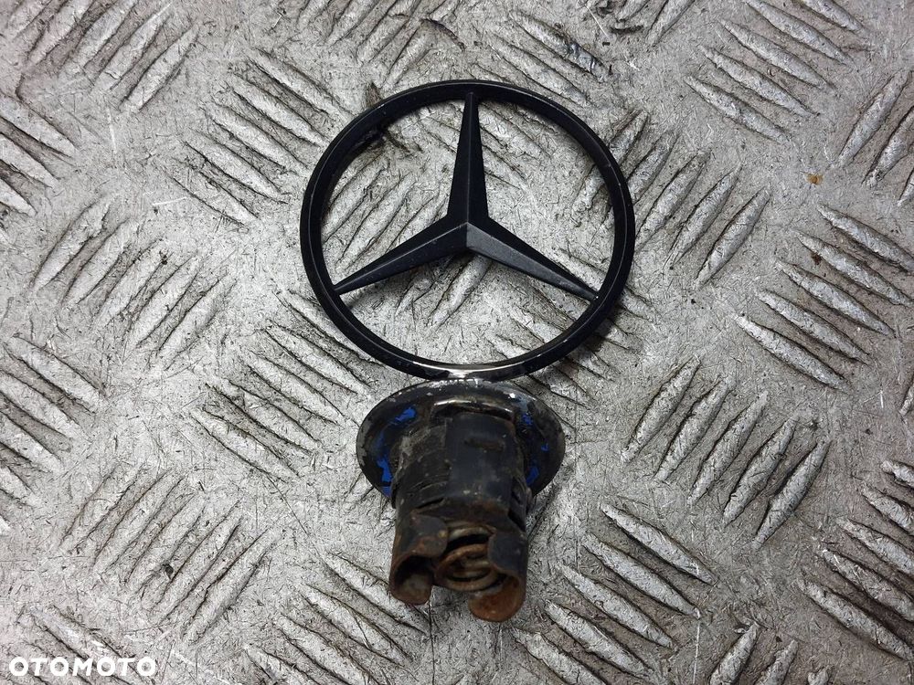 EMBLEMAT ZNACZEK LOGO GRILL MERCEDES-BENZ W210 E KLASA - 2