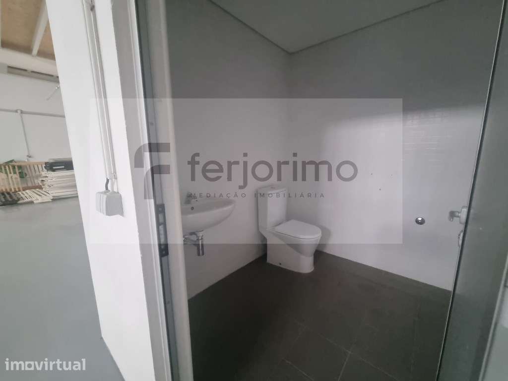 Armazém - Arrendamento 

* lote 3

* com 470 m - Grande imagem: 4/8