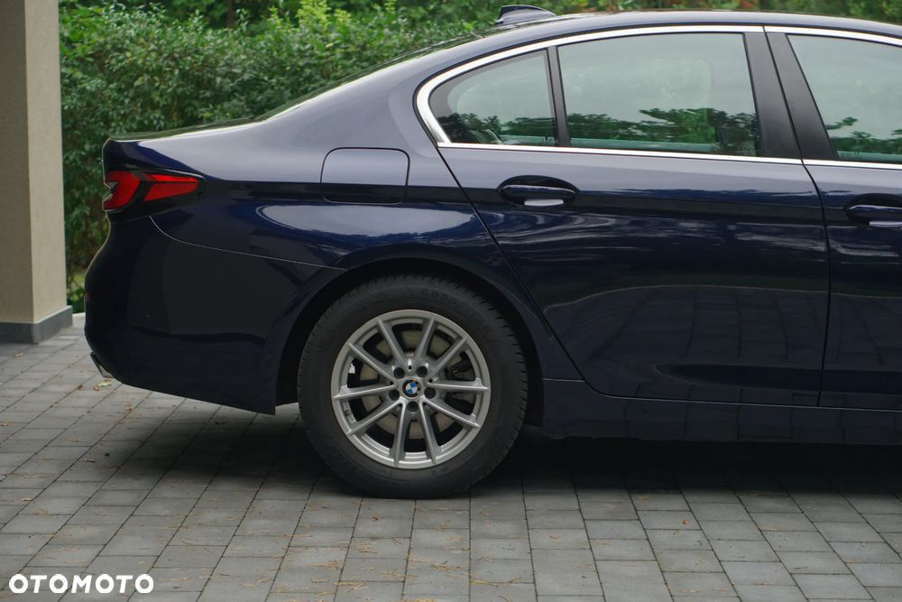 BMW Seria 5 520d xDrive MHEV - 12