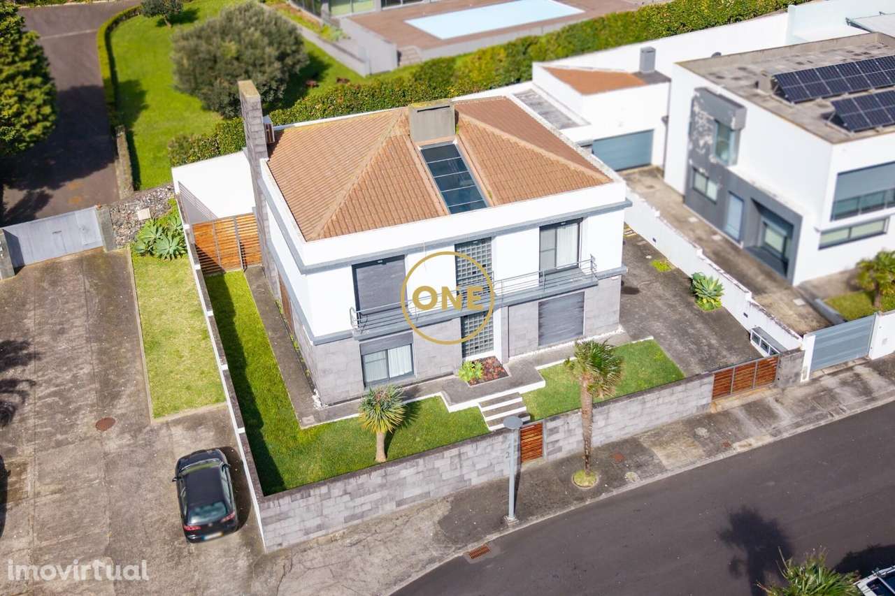 Moradia T4 Independente com Design Moderno – São José, Ponta Delgad - Grande imagem: 3/28