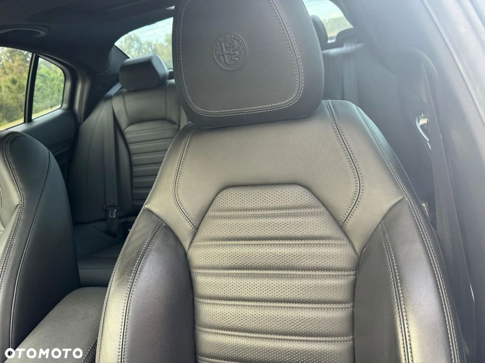 Alfa Romeo Giulia 2.0 Turbo 16V AT8-Q4 Veloce Ti - 16