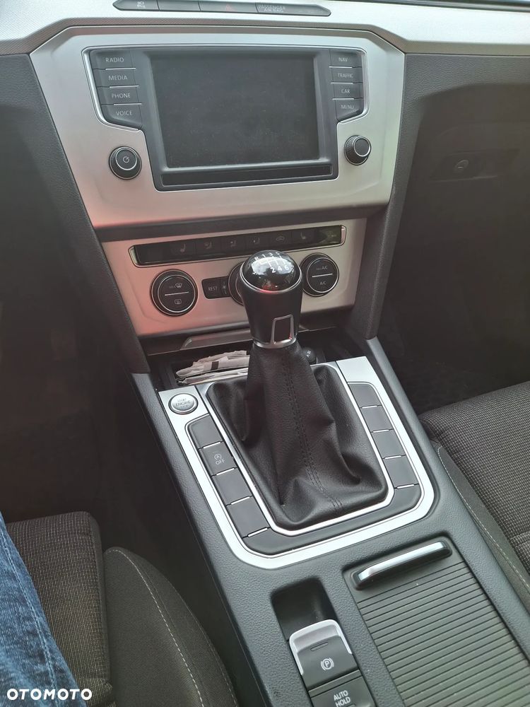 Volkswagen Passat 2.0 TDI SCR Comfortline - 6