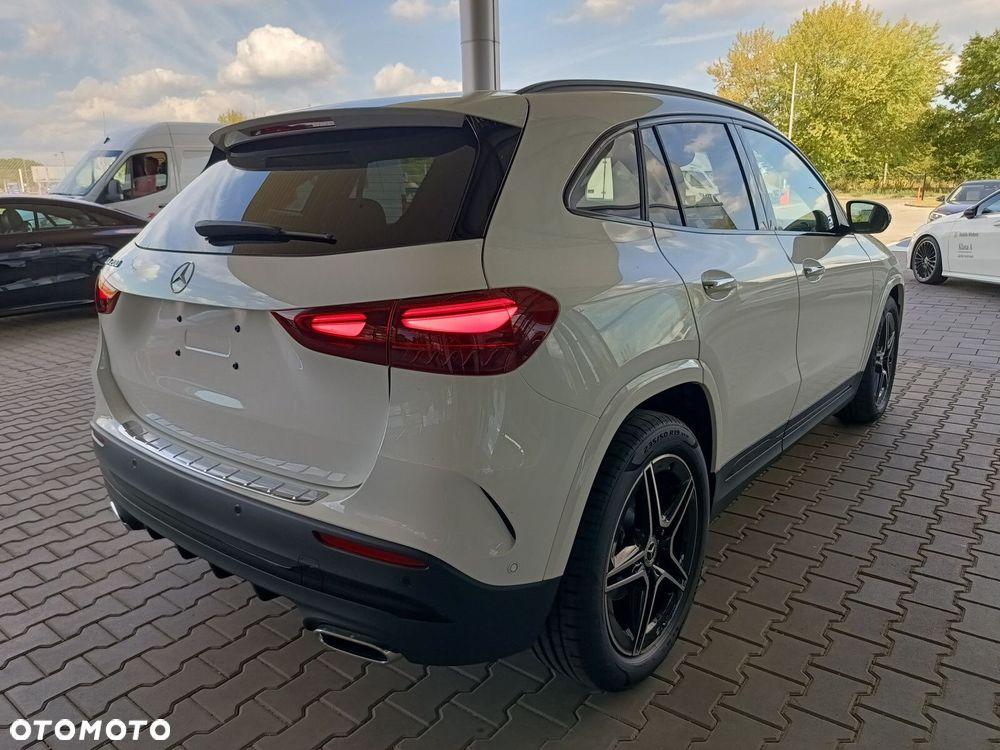 Mercedes-Benz GLA - 11