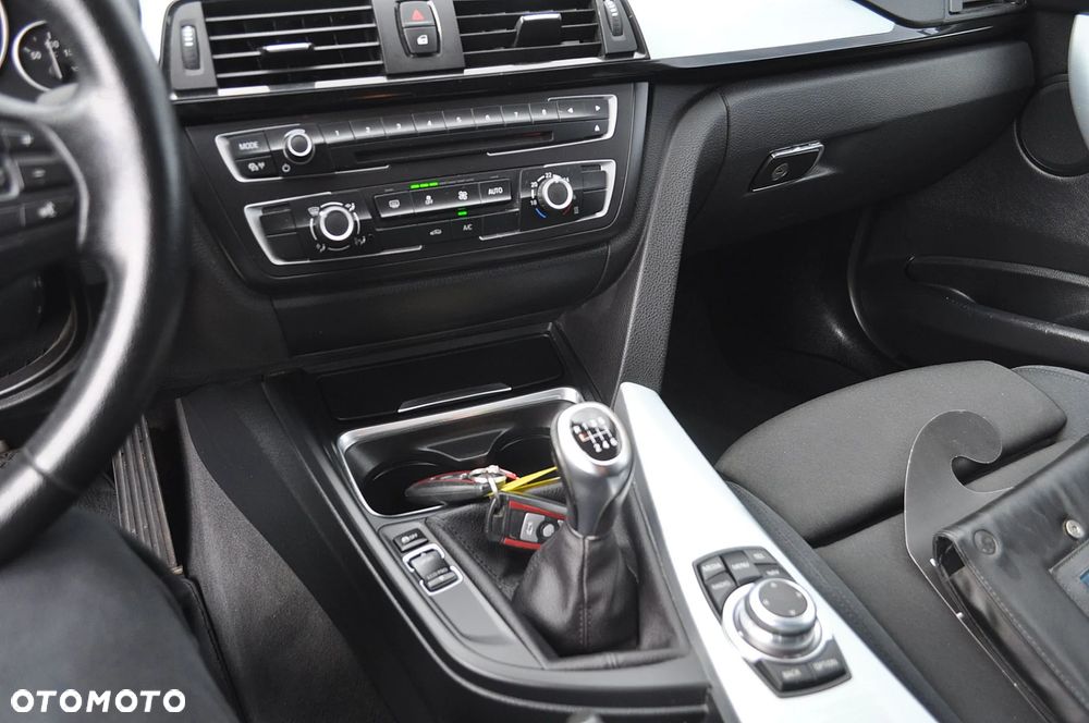 BMW Seria 3 318d Sport Line - 32