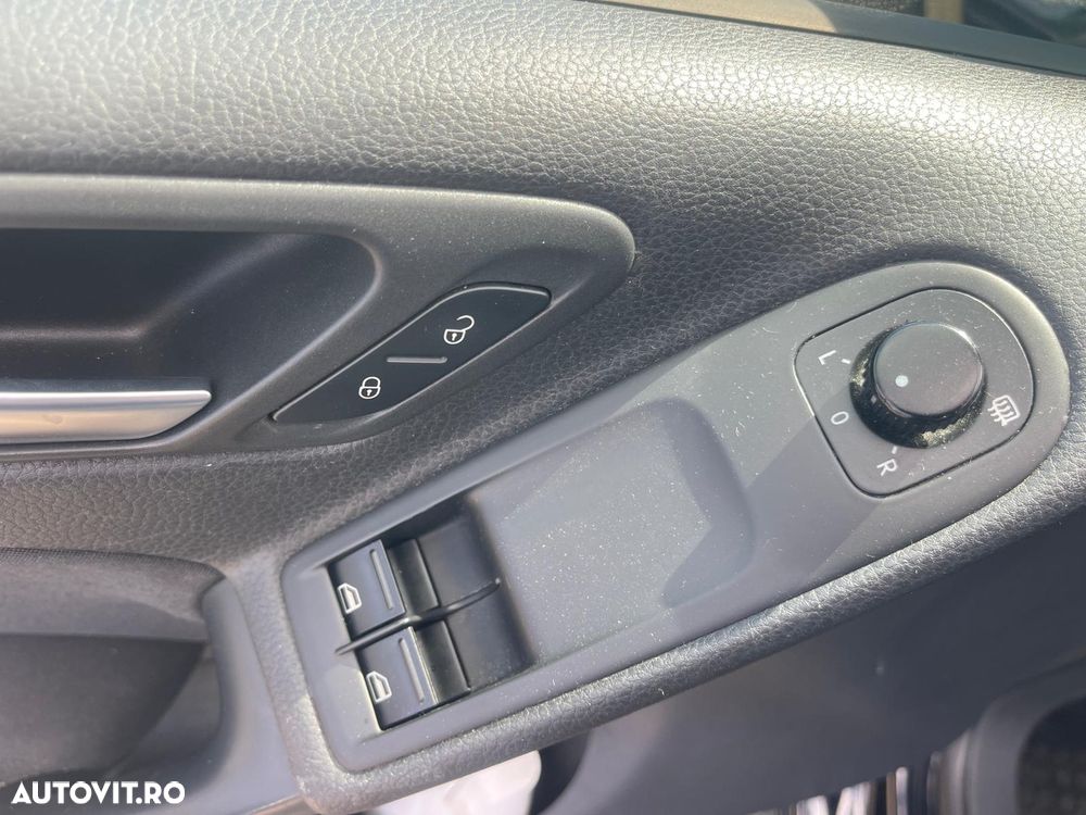 Volkswagen Golf 1.6 TDI DPF Trendline - 17