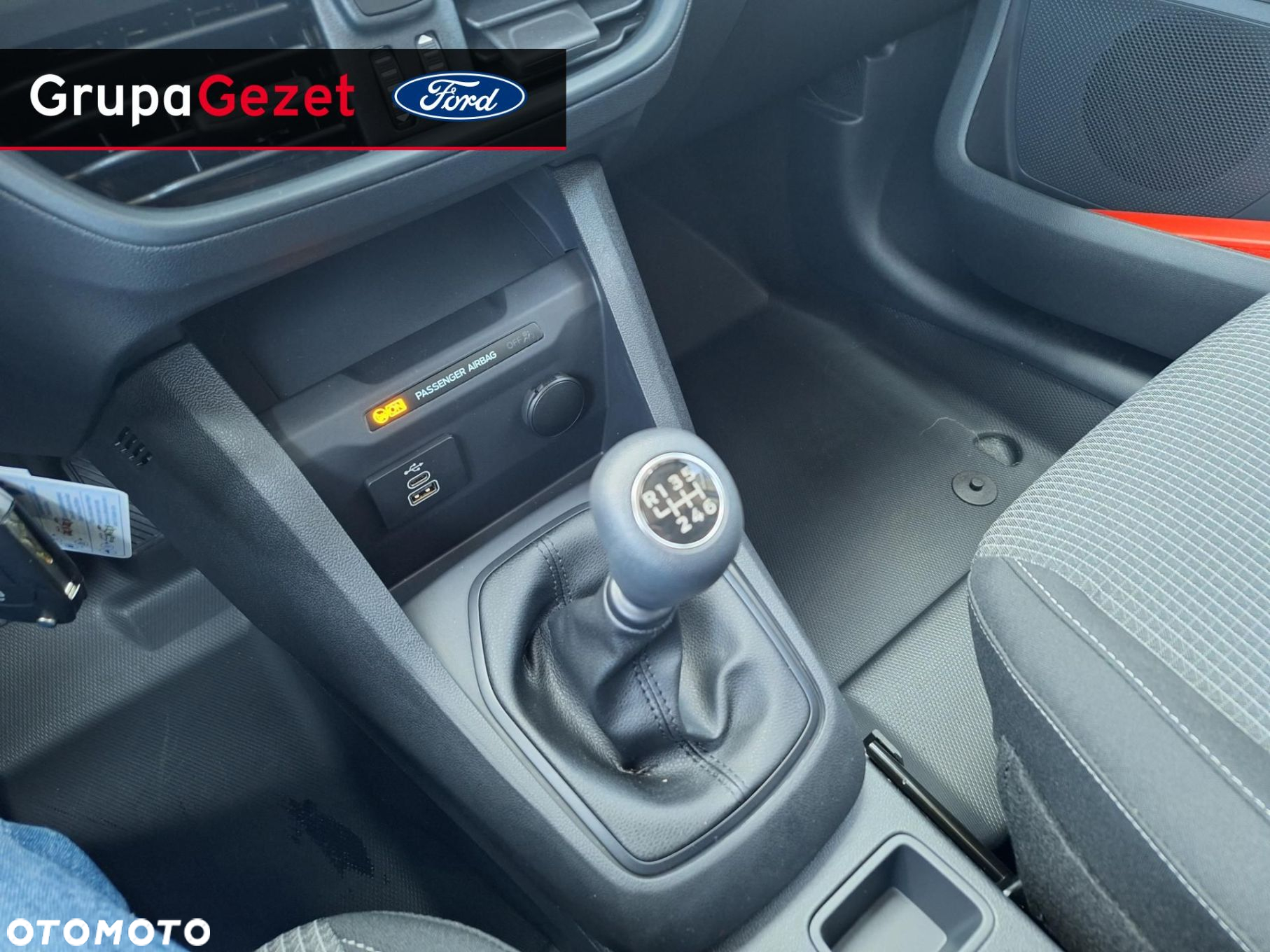 Ford Transit Courier - 11