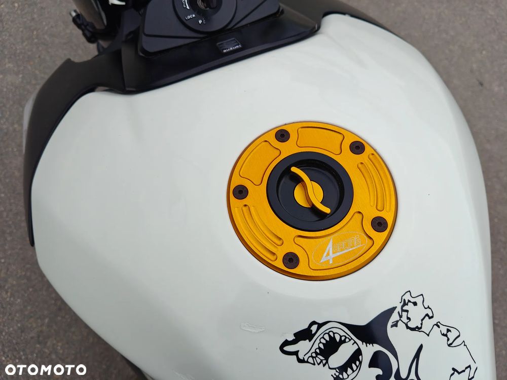 Suzuki GSR - 12