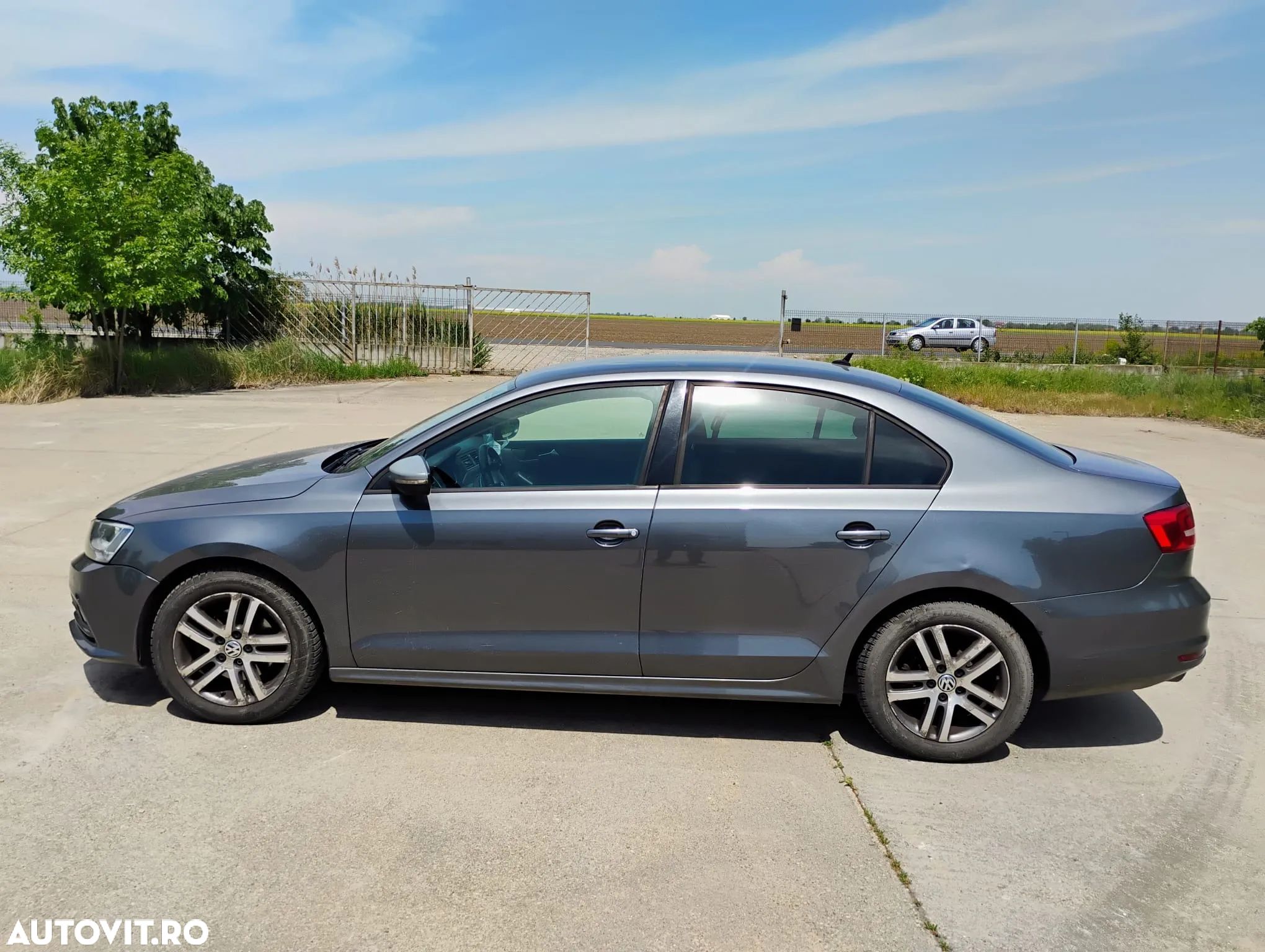 Volkswagen Jetta - 1