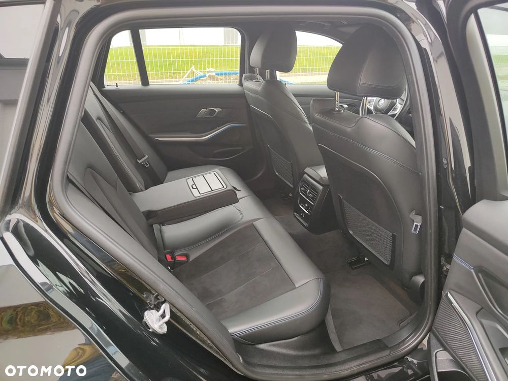 BMW Seria 3 330e Touring M Sport - 13