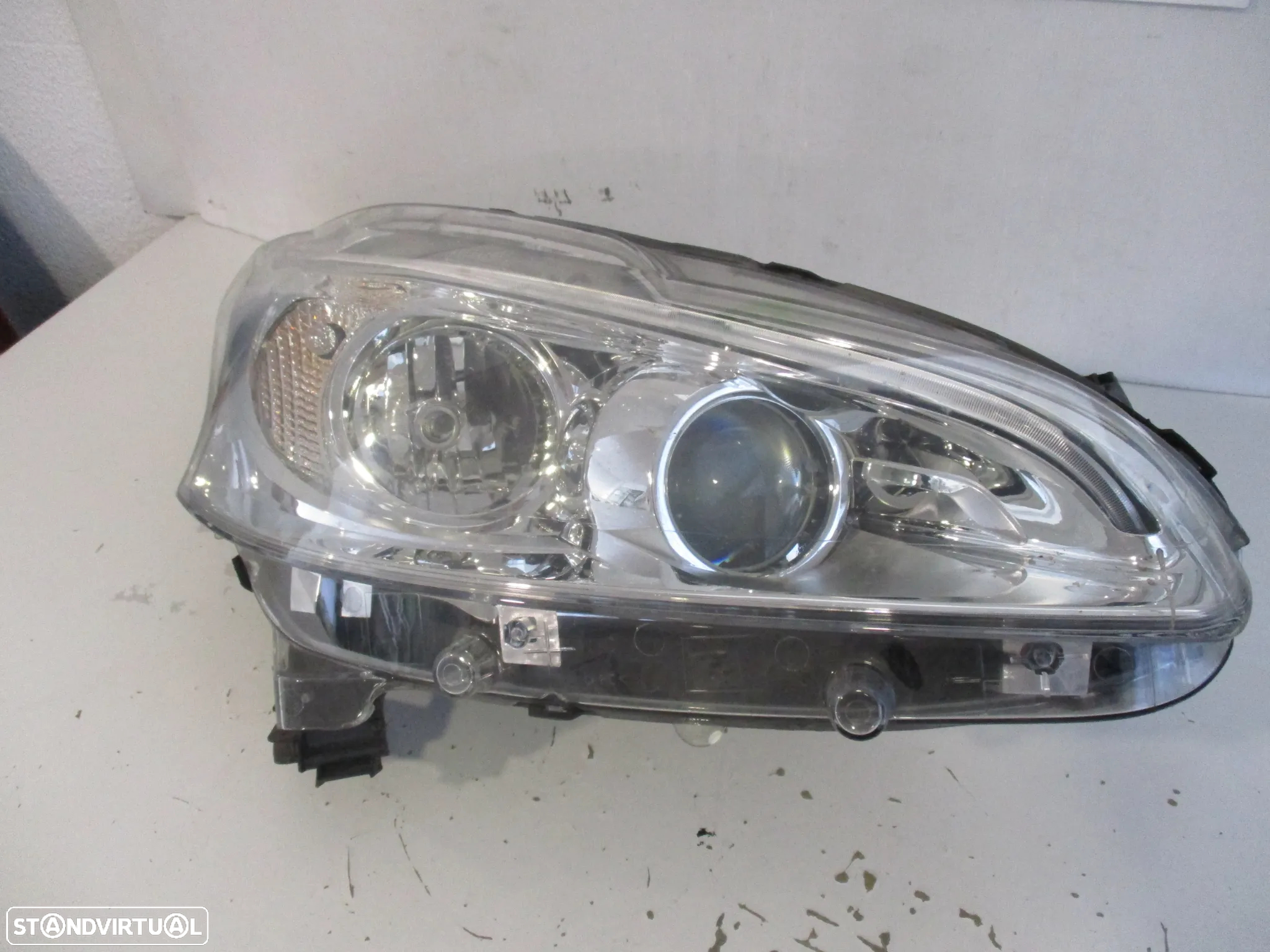 Farol óptica direita Peugeot 208 2012 - 2