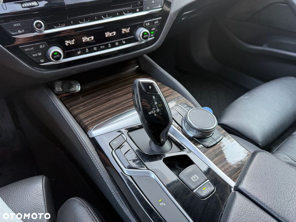 BMW Seria 5 530d xDrive Sport-Aut Luxury Line - 27