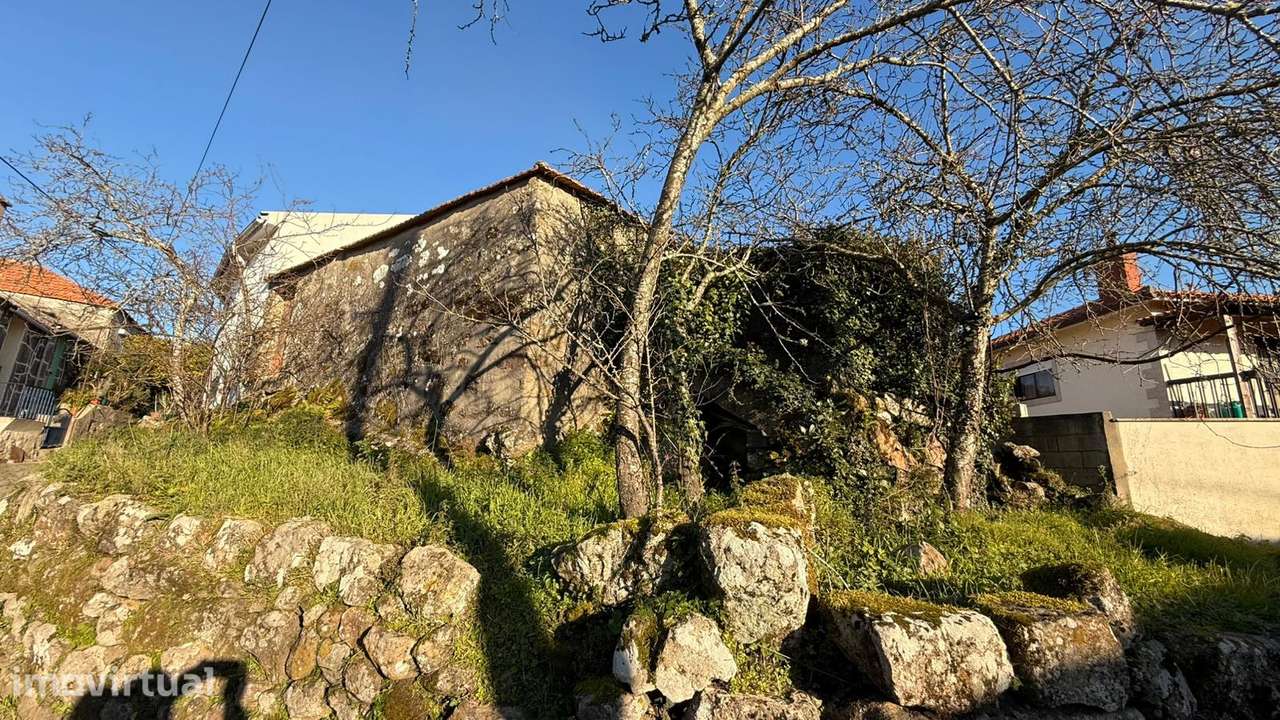 Casa de aldeia à venda na rua de Louredo, São Cipriano, Resende - Grande imagem: 2/17