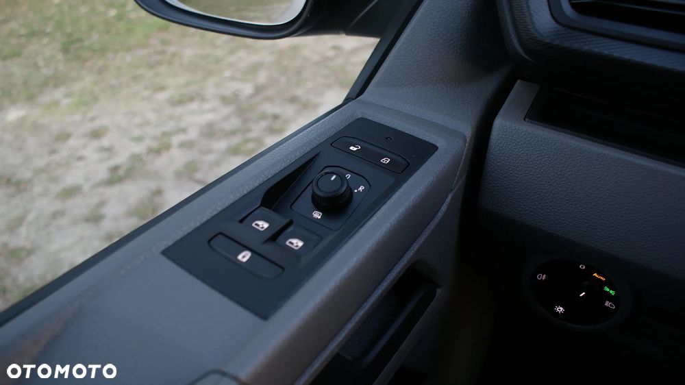 Volkswagen Caravelle - 11