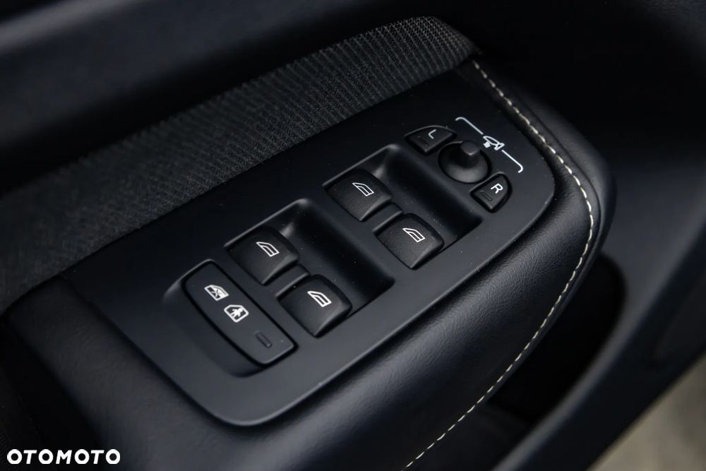 Volvo XC 60 B5 B AWD Ultimate Dark - 16
