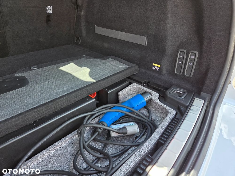 Volvo XC 60 T8 AWD Plug-In Hybrid R-Design - 29