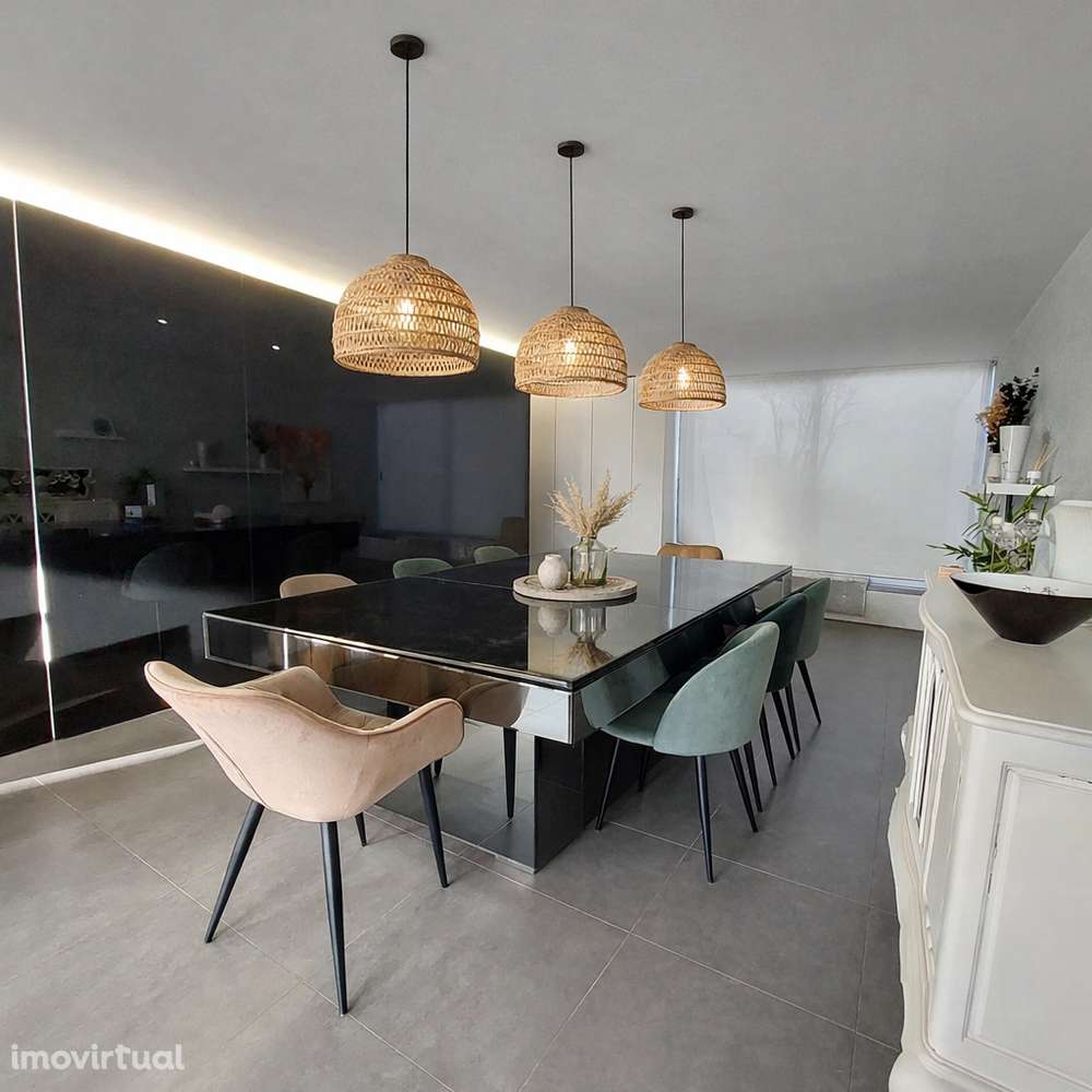 Moradia Geminada T4/T5 · 240 m² · 3 Pisos · Piscina · Garagem - Grande imagem: 2/9