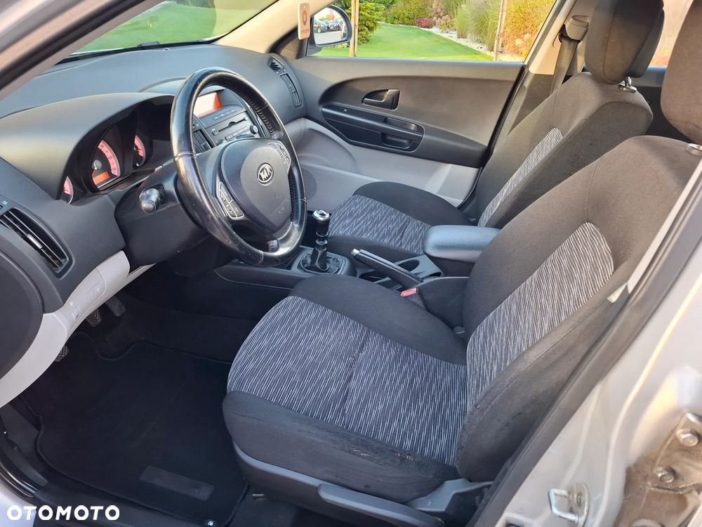 Kia Ceed - 33