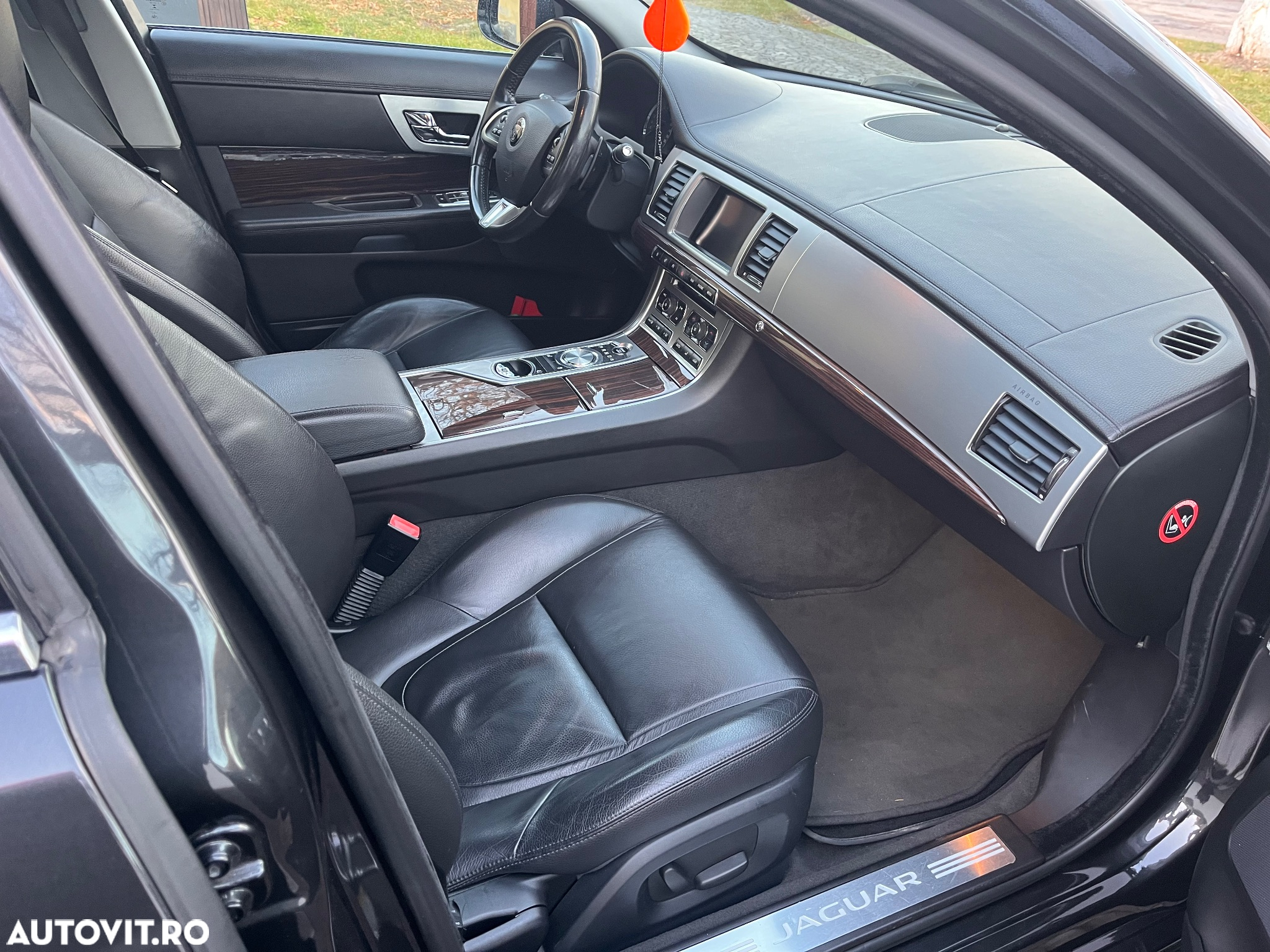 Jaguar XF 2.2D Premium Luxury - 8