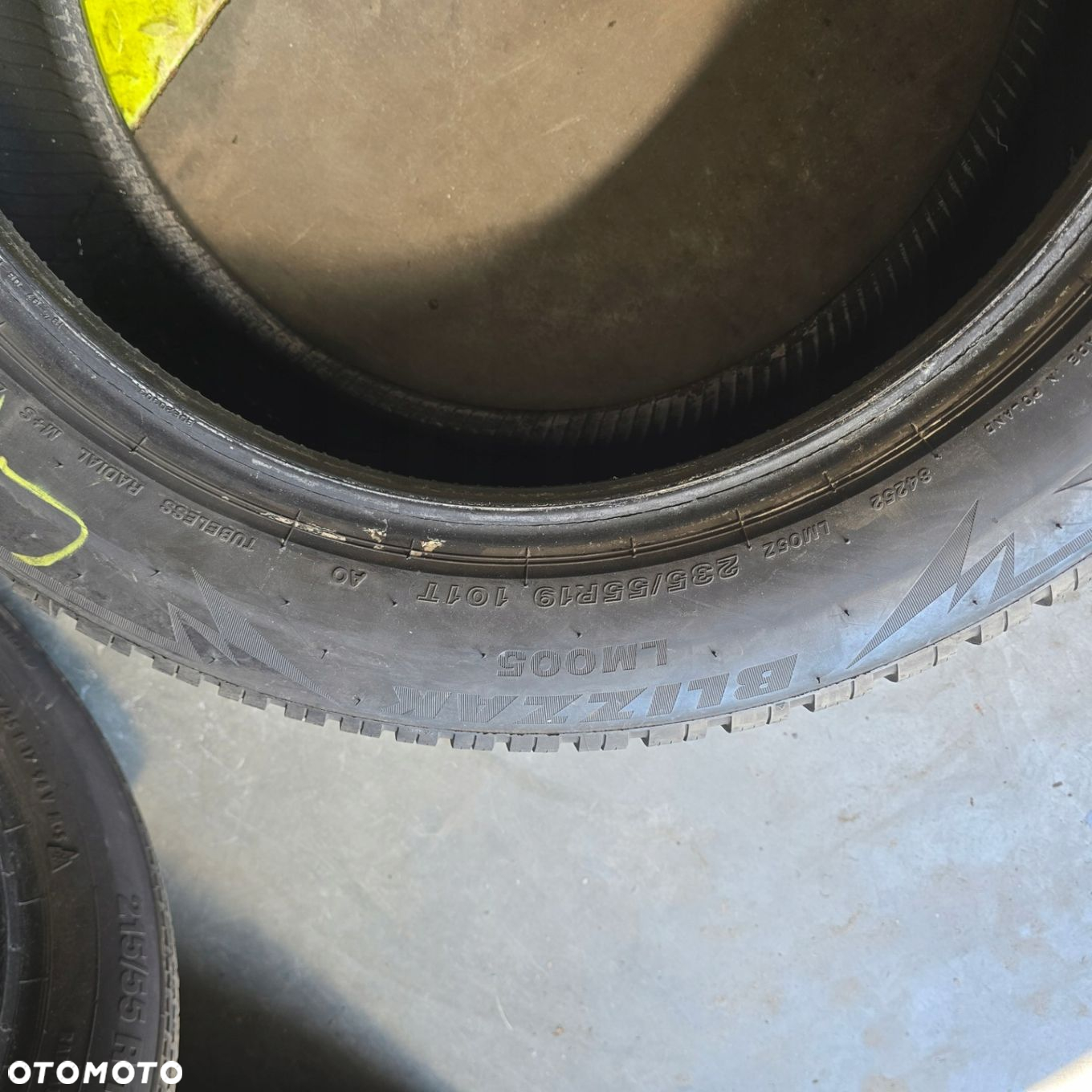 BRIDGESTONE BLIZZAK LM005 255/50R19 103T 235/55R19 101T 4X - 10