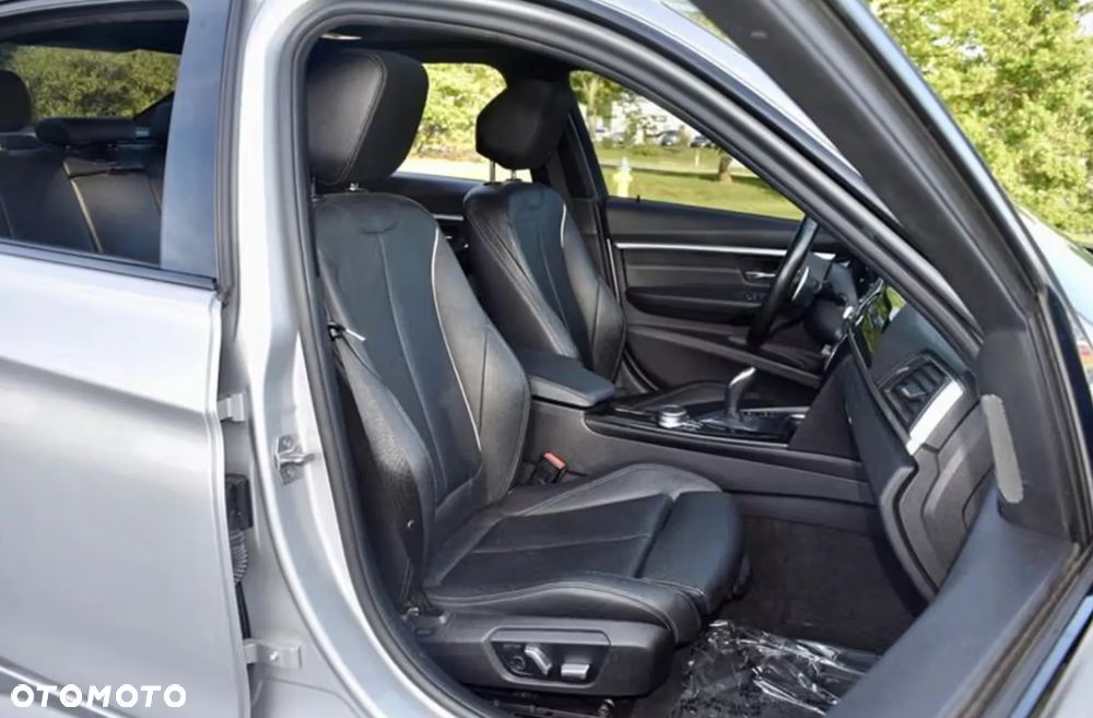 BMW Seria 3 330i xDrive - 23