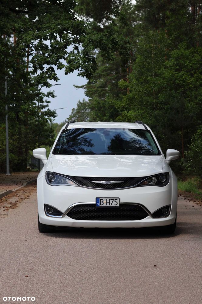 Chrysler Pacifica - 1