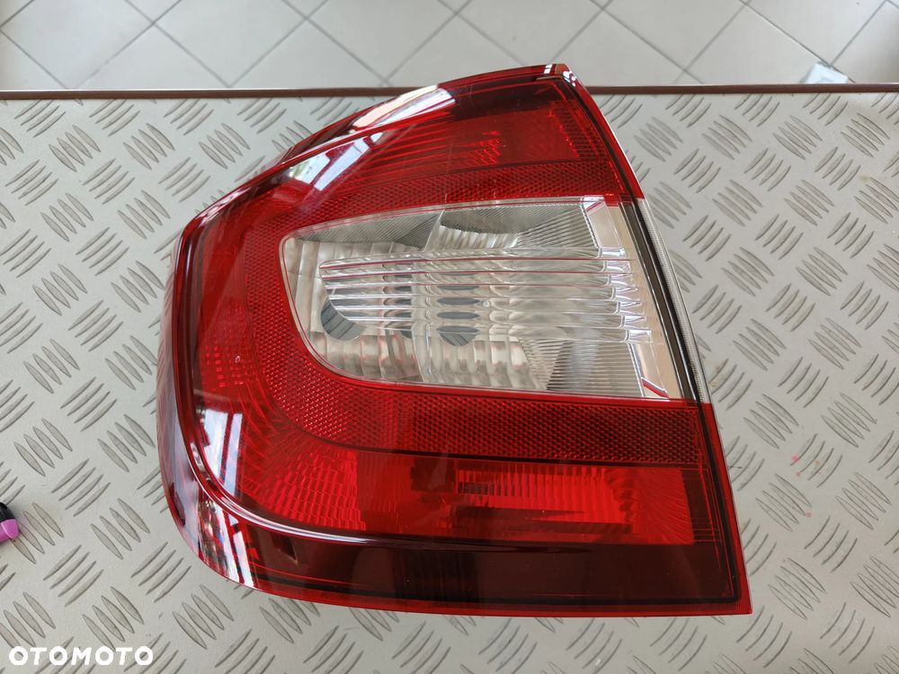 Skoda Rapid lewa lampa tyl ciemna EU - 1