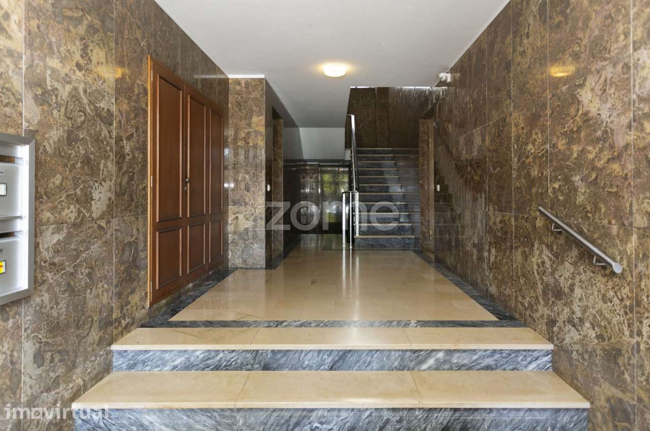 Excelente T4 com áreas generosas, garagem e arrumos | Av. da Boavis... - Grande imagem: 2/39