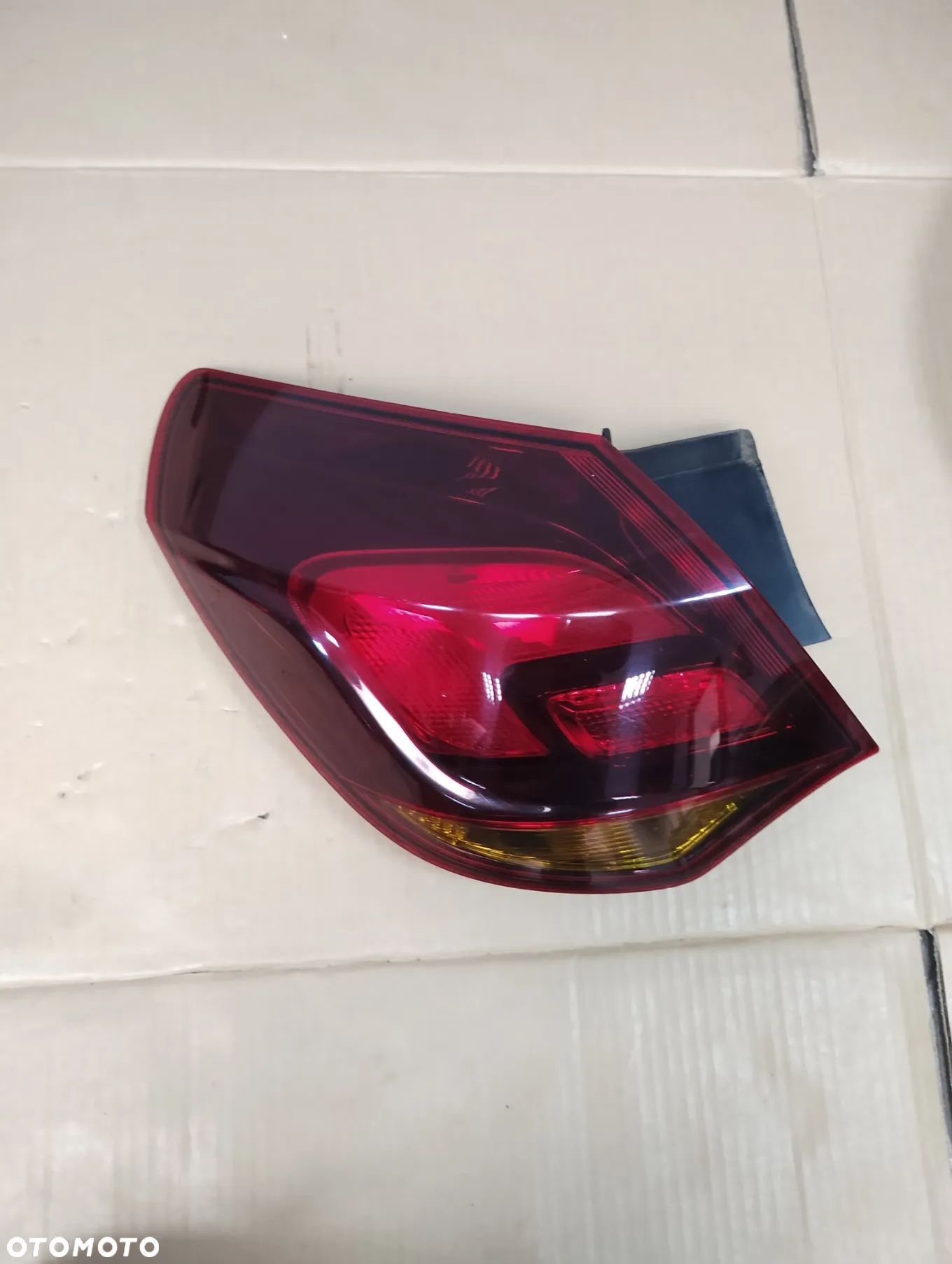 OPEL ASTRA J LAMPA LEWA TYLNA DYMIONA - 1